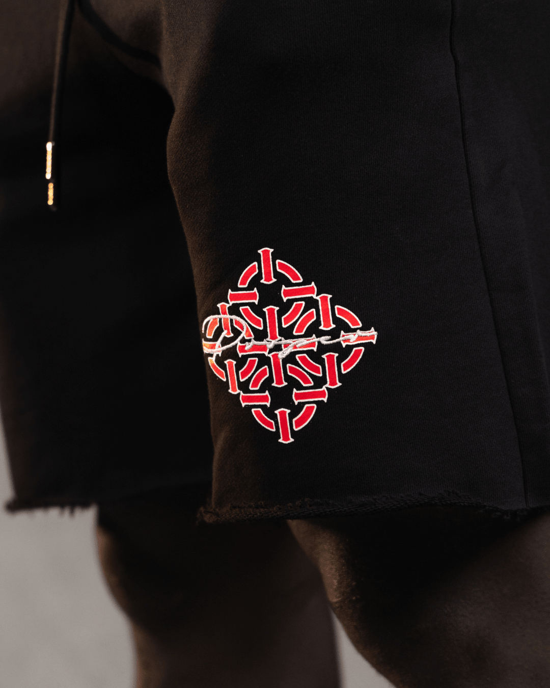 DIAMOND SCRIPT DISTRESSED SHORTS BLACK/RED - Proper Streetwear
